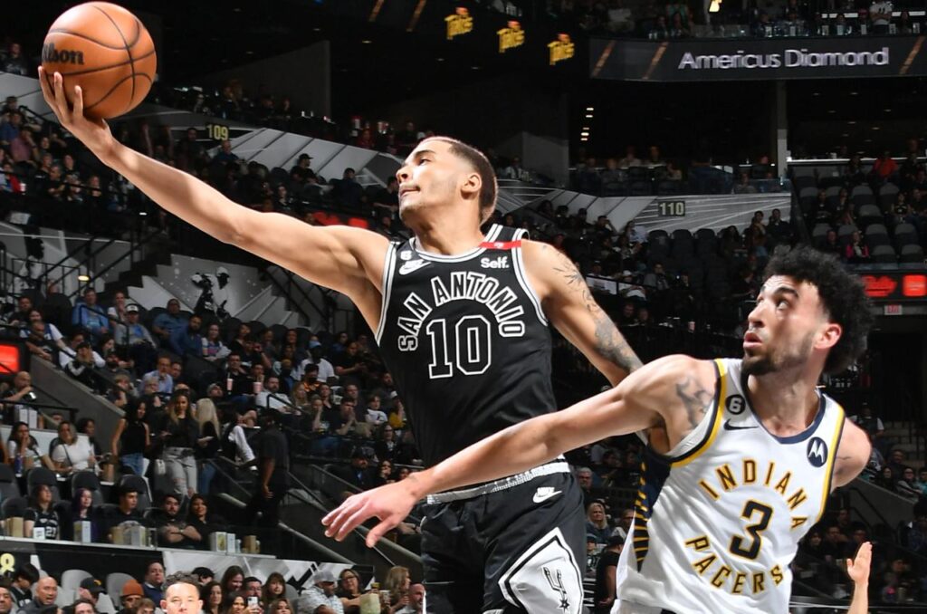 PACERS E SPURS
